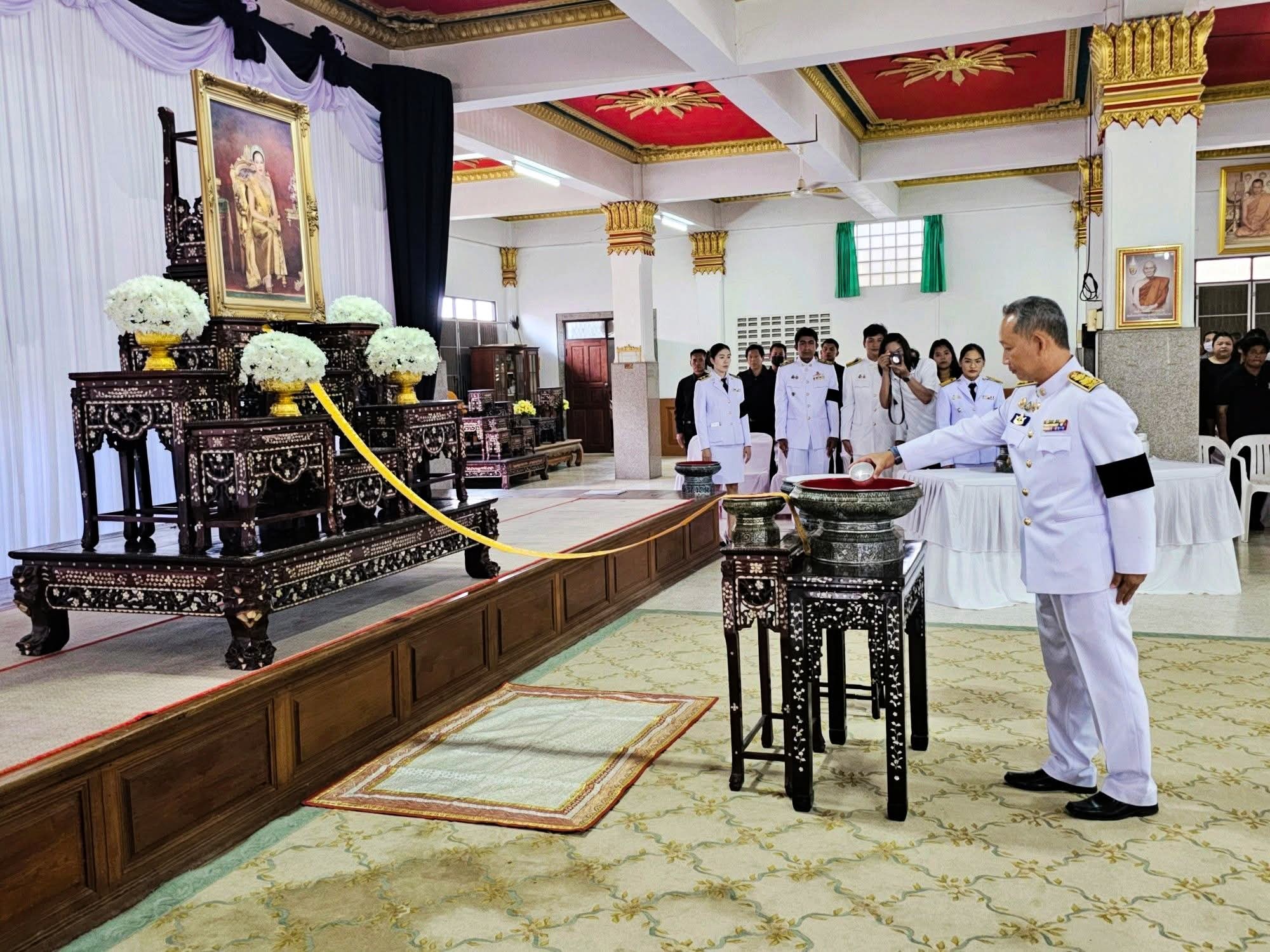 พช. ป่าโมก ร่วมพิธีถวายน้ำสรงพระบรมศพ เบื้องหน้าพระฉายาลักษณ์สมเด็จพระนางเจ้าสิริกิติ์ พระบรมราชินีนาถ พระบรมราชชนนีพันปีหลวง  และลงนามแสดงความไว้อาลัย