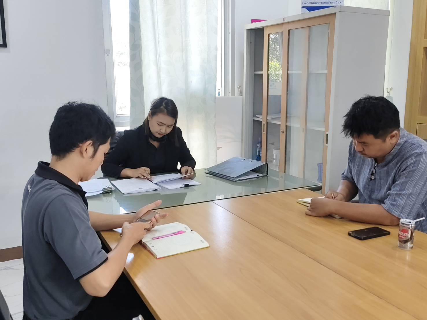 พช. ป่าโมก ประชุมเจ้าหน้าที่สำนักงานพัฒนาชุมชนประจำสัปดาห์ (weekly meeting)